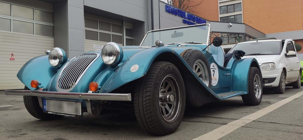 O șoferiță care iubește mașinile de epocă l-a adus pe "Merlin" la RAR | "Îl folosește și în București" 824699