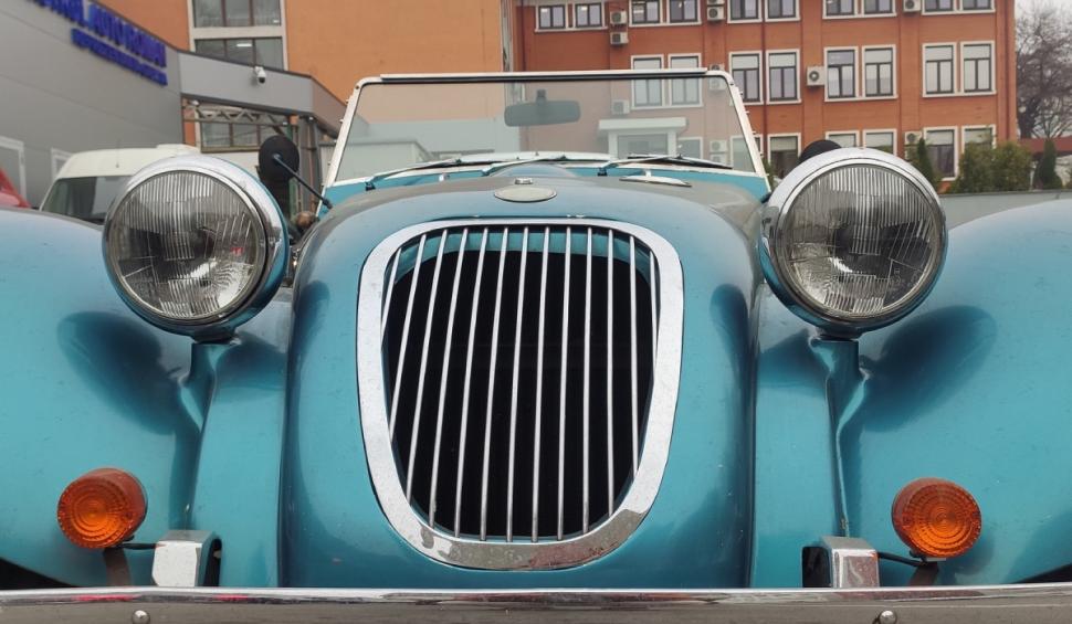 O șoferiță care iubește mașinile de epocă l-a adus pe "Merlin" la RAR | "Îl folosește și în București"