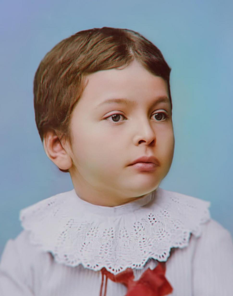 Recunoşti băieţelul cu guleraş alb din dantelă? "Mamă, pot să le spun că sunt român? Să nu creadă că mă laud!" 824524