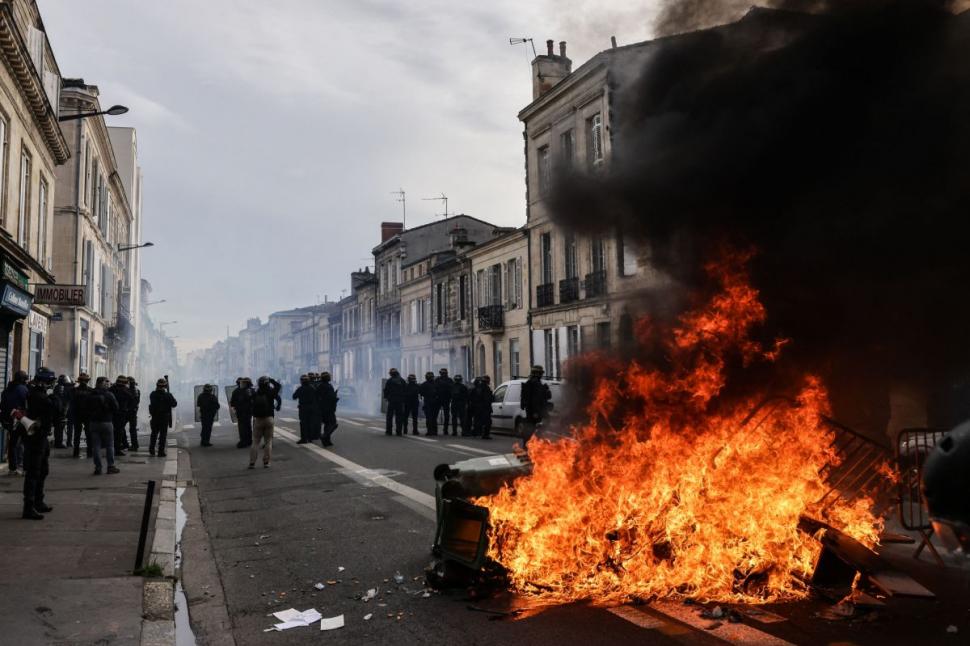 "Uite-l, nu e!" | Emmanuel Macron a făcut la televiziune gestul care i-a scos din minți pe protestatari 824614