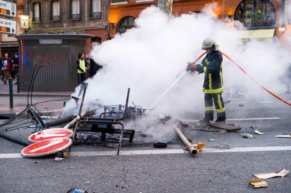 "Uite-l, nu e!" | Emmanuel Macron a făcut la televiziune gestul care i-a scos din minți pe protestatari 824615
