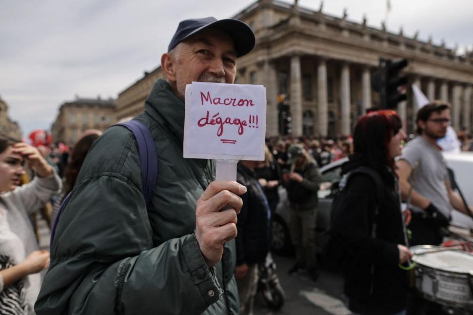 "Uite-l, nu e!" | Emmanuel Macron a făcut la televiziune gestul care i-a scos din minți pe protestatari 824616