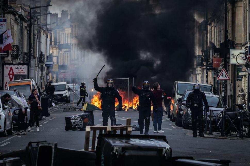 "Uite-l, nu e!" | Emmanuel Macron a făcut la televiziune gestul care i-a scos din minți pe protestatari 824617
