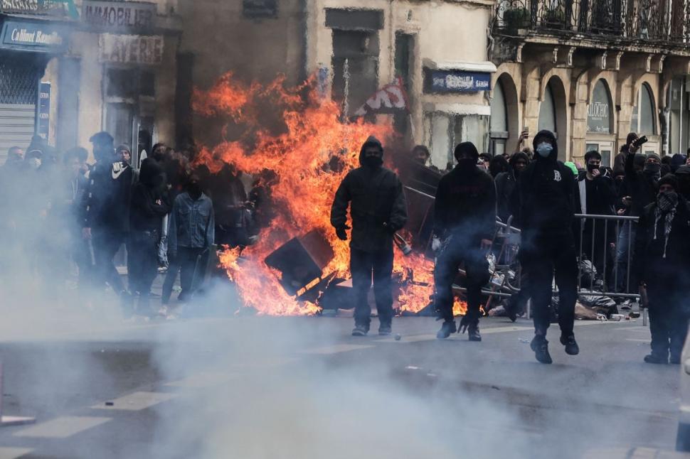 "Uite-l, nu e!" | Emmanuel Macron a făcut la televiziune gestul care i-a scos din minți pe protestatari 824618