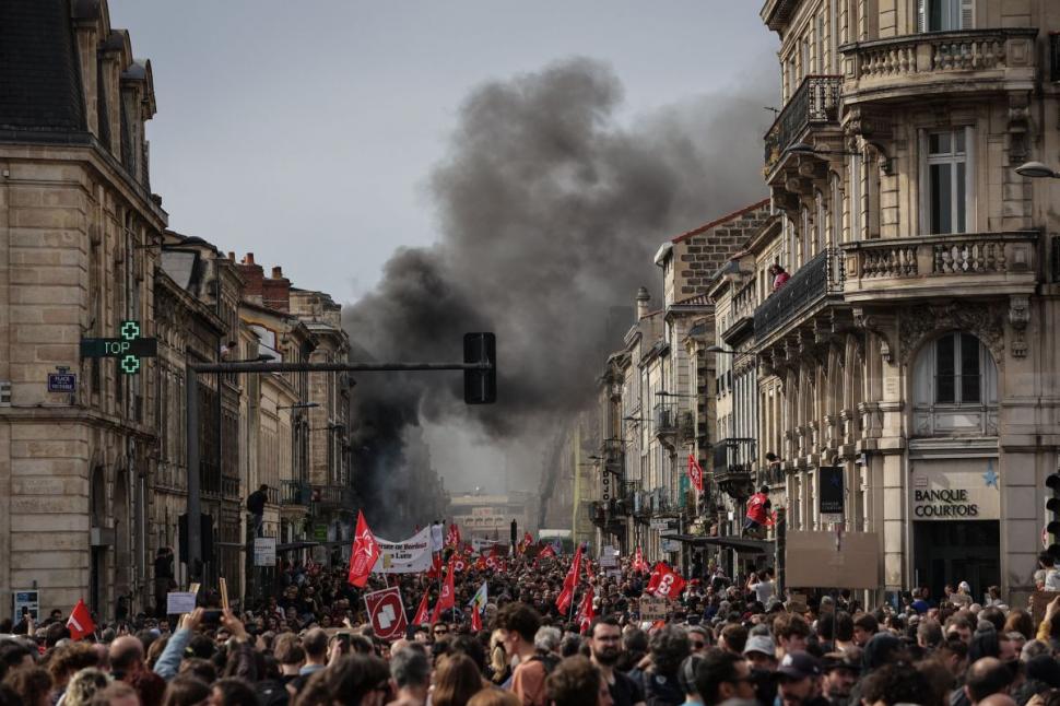 "Uite-l, nu e!" | Emmanuel Macron a făcut la televiziune gestul care i-a scos din minți pe protestatari 824620