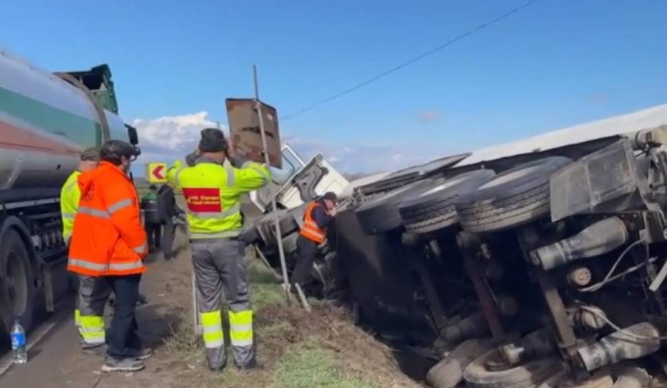 O cisternă plină cu motorină și o mașină de pompieri s-au răsturnat în Suceava 824847