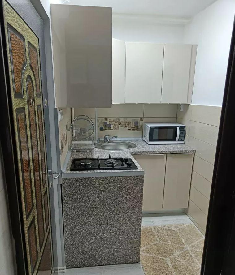 Val de glume pe internet pe seama unei garsoniere cu bucătărie în hol din Cluj: "Doamne fereşte! E bună pentru când aveți certuri în familie" 824912