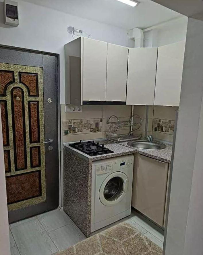 Val de glume pe internet pe seama unei garsoniere cu bucătărie în hol din Cluj: "Doamne fereşte! E bună pentru când aveți certuri în familie" 824913