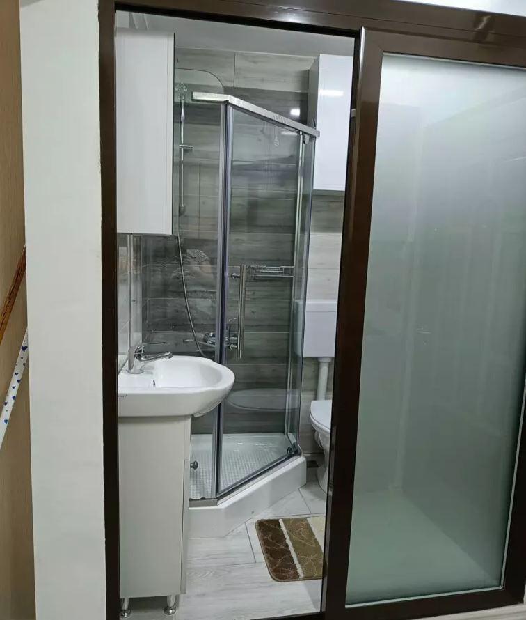 Val de glume pe internet pe seama unei garsoniere cu bucătărie în hol din Cluj: "Doamne fereşte! E bună pentru când aveți certuri în familie" 824914