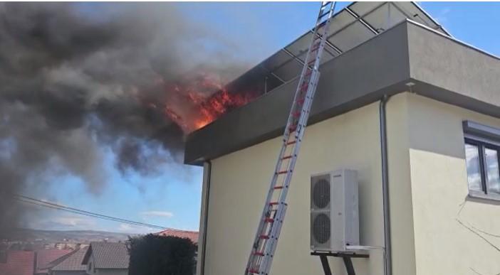 Incendiu la panourile fotovoltaice montate pe acoperişul unei case din Alba 824894
