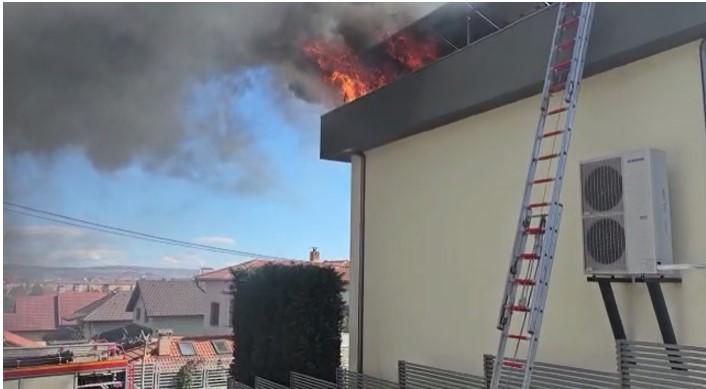 Incendiu la panourile fotovoltaice montate pe acoperişul unei case din Alba 824895