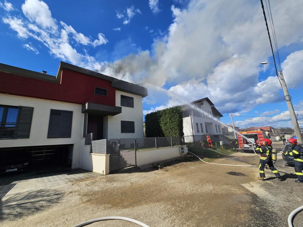 Incendiu la panourile fotovoltaice montate pe acoperişul unei case din Alba 824896