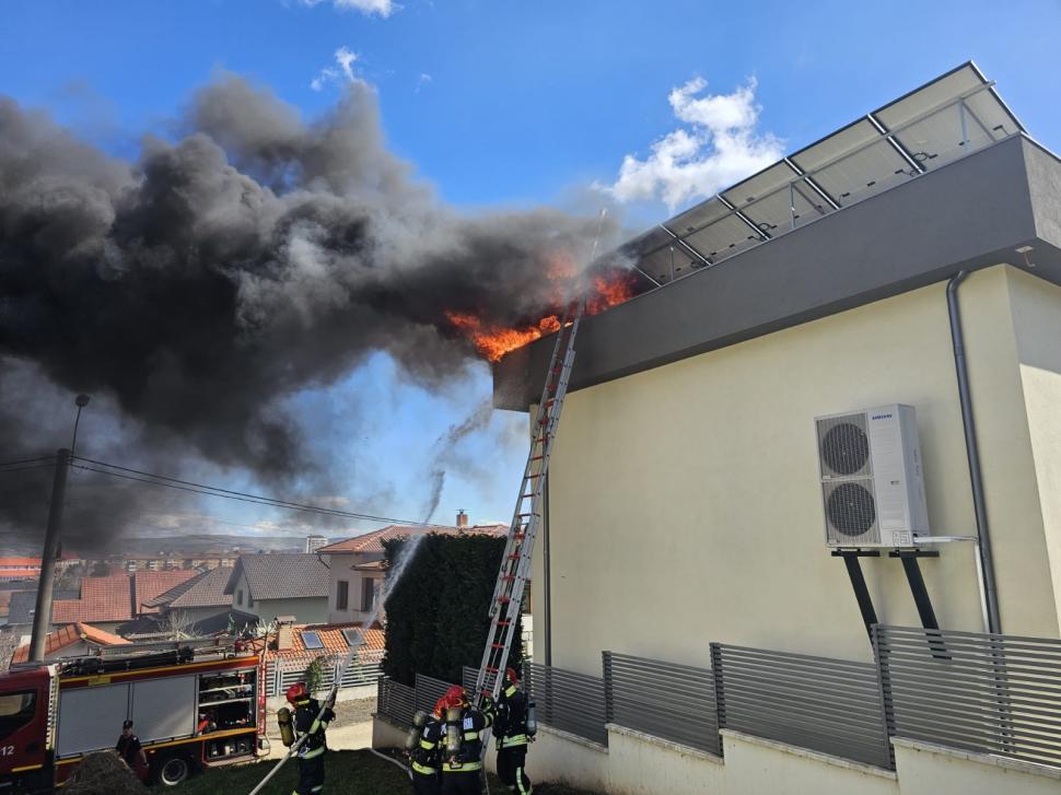 Incendiu la panourile fotovoltaice montate pe acoperişul unei case din Alba 824897