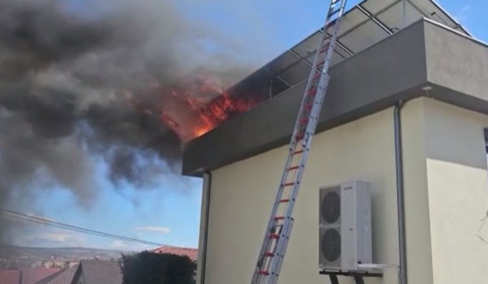 Incendiu la panourile fotovoltaice montate pe acoperişul unei case din Alba