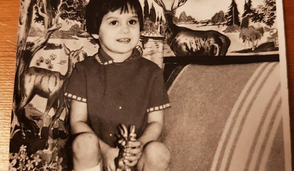 Recunoști fetița cu cerbul, cântăreață de mică? “Voiam și eu un cerb de aur. A venit tata cu el, nu știu de unde l-a luat” 824878