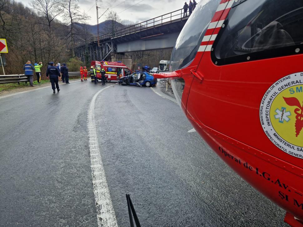 Accident grav pe DN 6! O persoană a rămas încarcerată, iar alta a fost preluată de elicopterul SMURD 825057