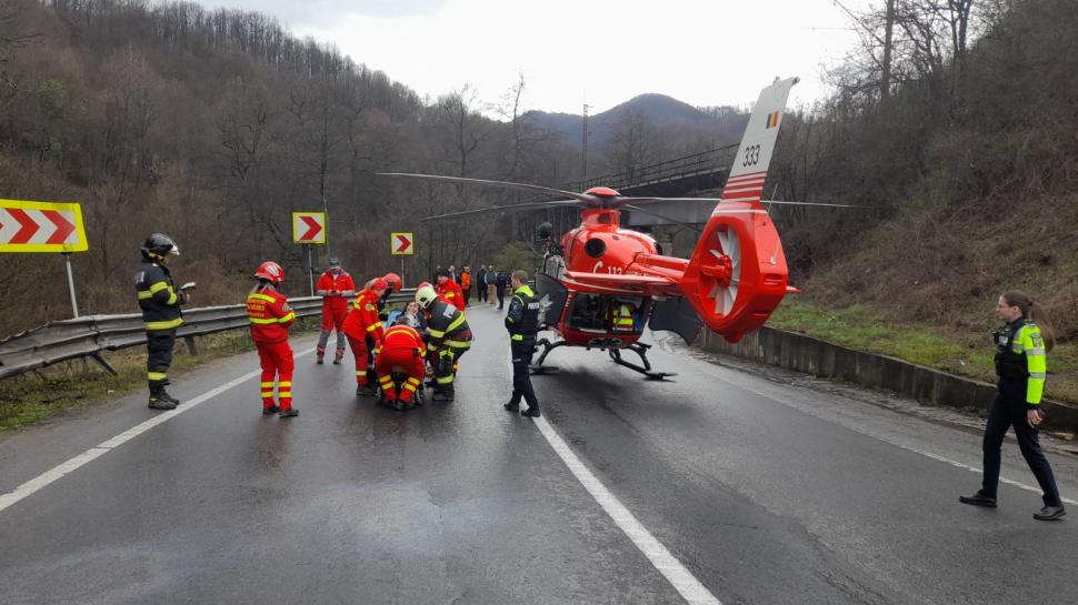 Accident grav pe DN 6! O persoană a rămas încarcerată, iar alta a fost preluată de elicopterul SMURD 825123