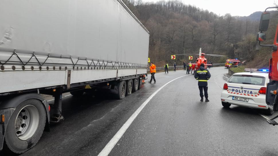 Accident grav pe DN 6! O persoană a rămas încarcerată, iar alta a fost preluată de elicopterul SMURD 825124