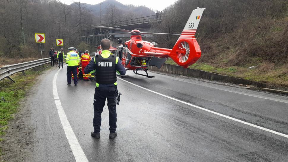 Accident grav pe DN 6! O persoană a rămas încarcerată, iar alta a fost preluată de elicopterul SMURD 825125