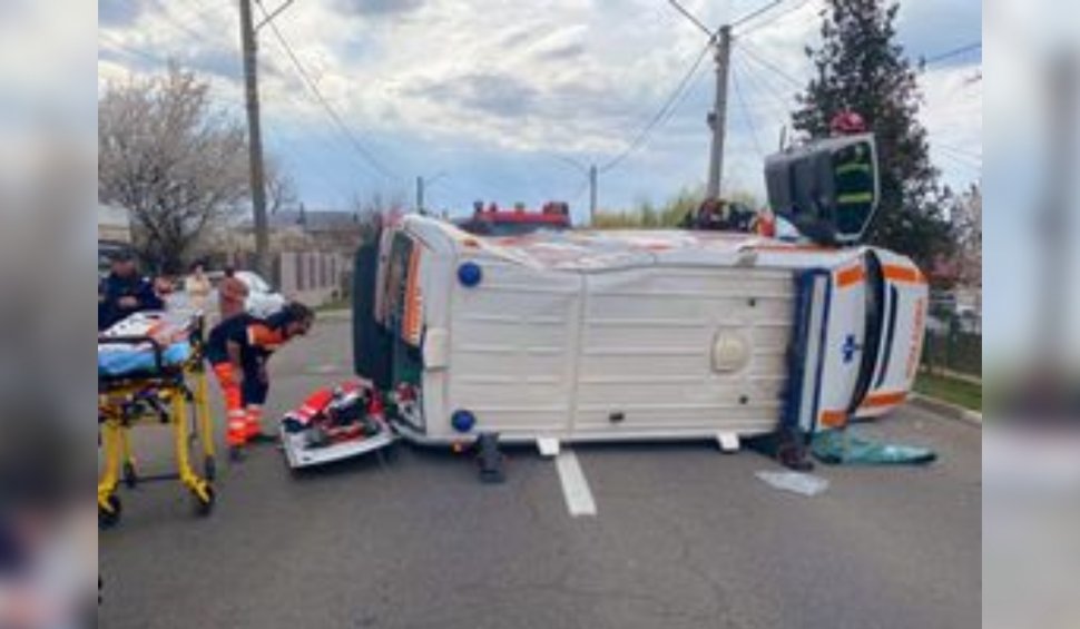 O ambulanţă care transporta un copil la spital s-a răsturnat în urma unui accident în Urziceni | Patru persoane au fost rănite