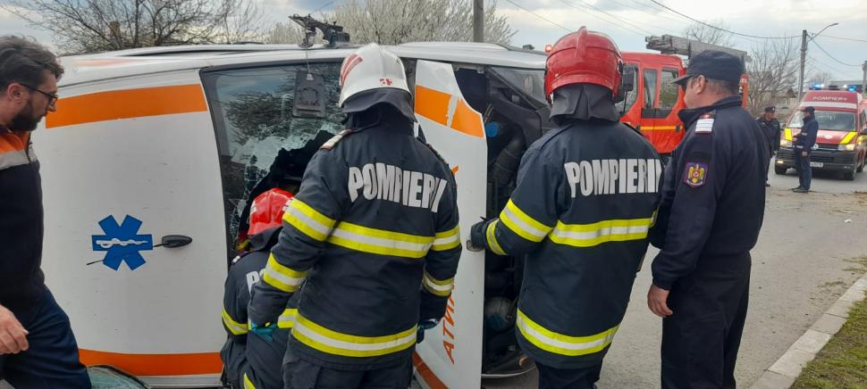 O ambulanţă care transporta un copil la spital s-a răsturnat în urma unui accident în Urziceni | Patru persoane au fost rănite 825098
