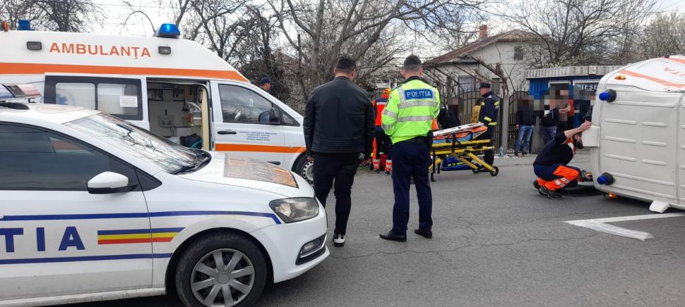O ambulanţă care transporta un copil la spital s-a răsturnat în urma unui accident în Urziceni | Patru persoane au fost rănite 825099