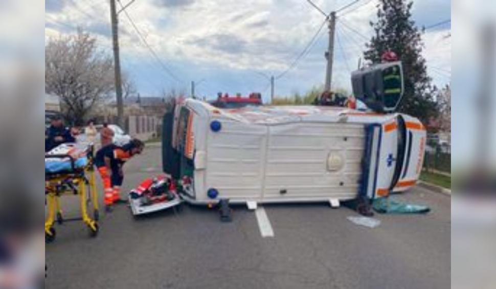 O ambulanţă care transporta un copil la spital s-a răsturnat în urma unui accident în Urziceni | Patru persoane au fost rănite 825100