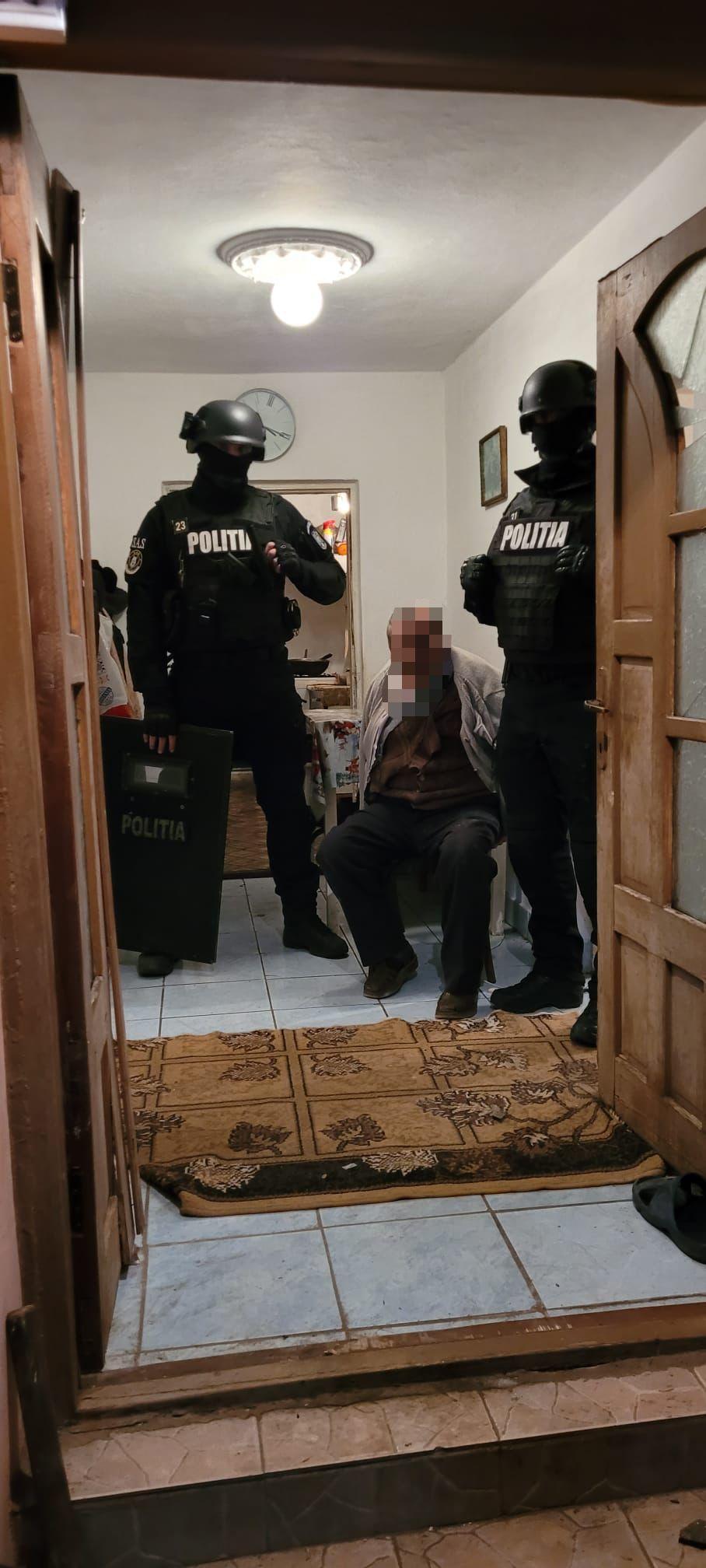 Un bărbat din Neamț, care și-a sechestrat fiica în beci, i-a amenințat cu toporul pe polițiștii chemați să intervină | Cum s-a terminat totul 824965