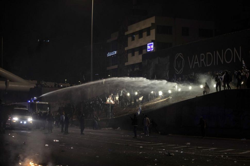 Israel, paralizat de proteste fără precedent | Aeroportul Ben Gurion și portul Haifa, blocate de greviști | Premierul Netanyahu, somat să renunțe la controversata reformă judiciară 825029