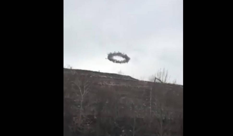 Cercuri negre pe cerul Moscovei! Locuitorii sunt îngroziți de fenomenul straniu 825397