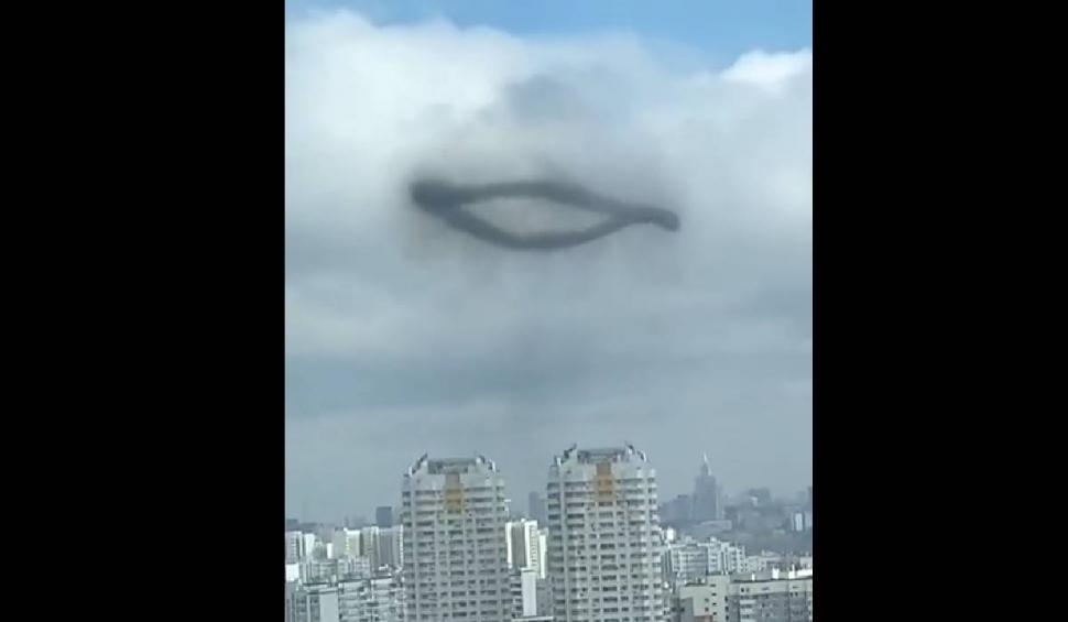 Cercuri negre pe cerul Moscovei! Locuitorii sunt îngroziți de fenomenul straniu 825400