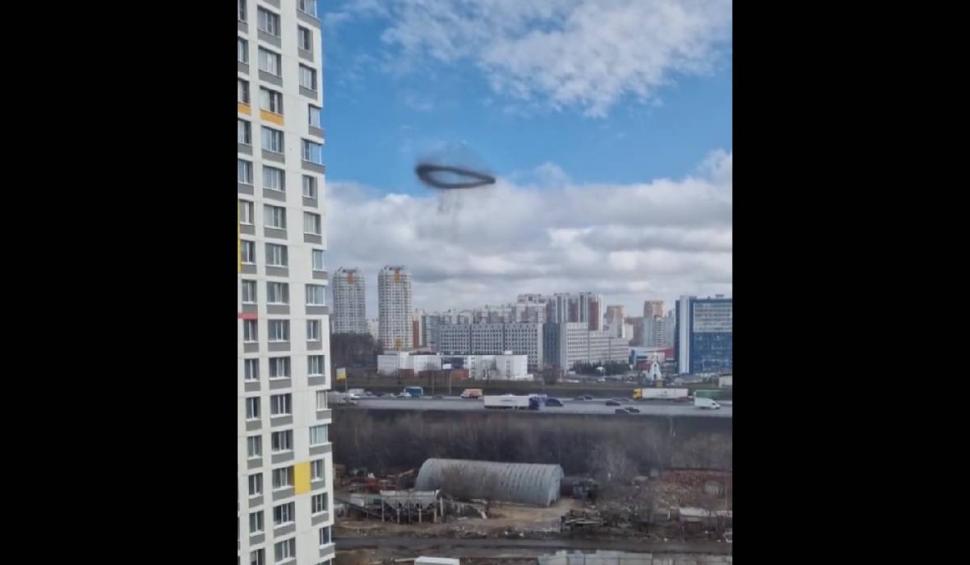 Cercuri negre pe cerul Moscovei! Locuitorii sunt îngroziți de fenomenul straniu 825403