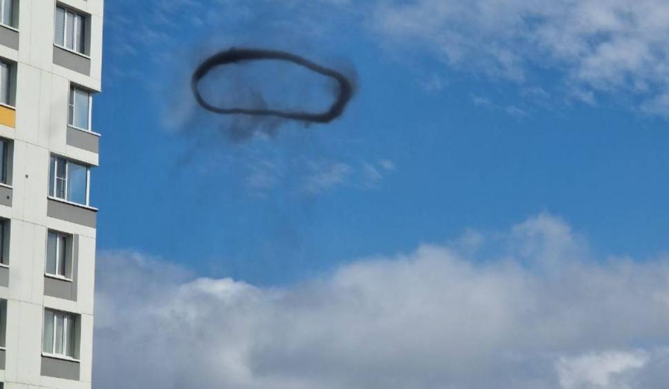 Cercuri negre pe cerul Moscovei! Locuitorii sunt îngroziți de fenomenul straniu 825404
