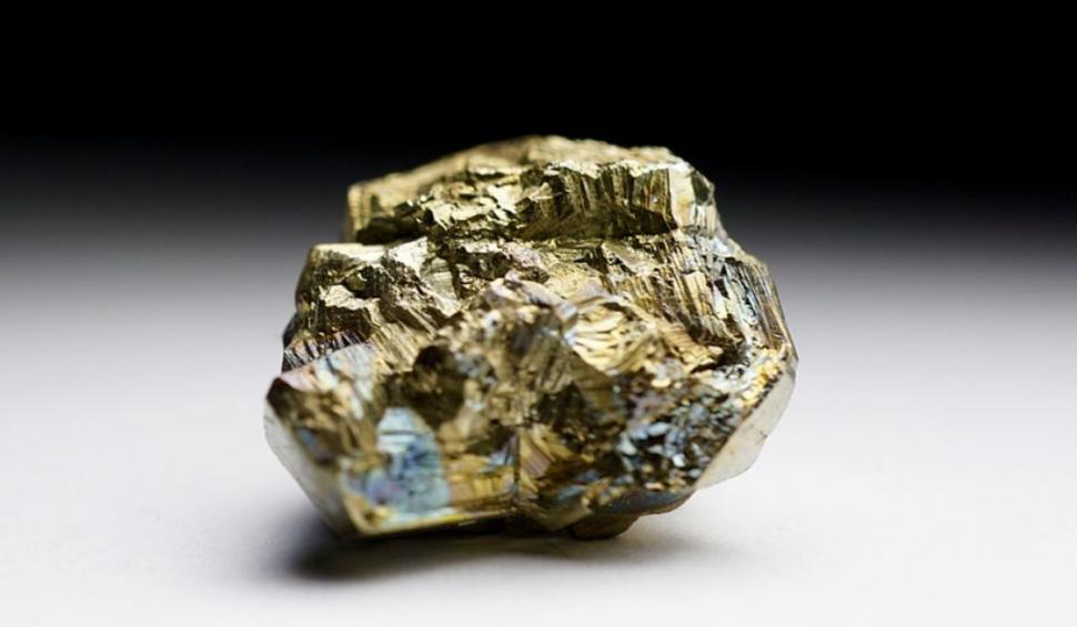 Un bărbat cu un detector de metale a găsit o bucată de aur care cântăreşte 2,6 kilograme. Cât valorează metalul preţios