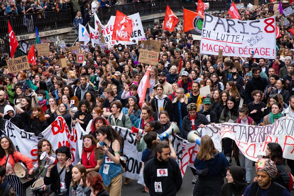 Echipa Antena 3 CNN, agresată la protestele din Paris | Huligani cu cagule i-au furat şi distrus microfonul reporterului Cristi Popovici 825360