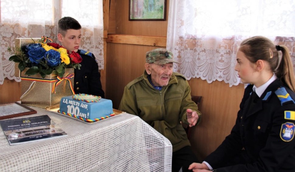 "Oamenii nu au răbdare să mă asculte": El este Moș Sâvu, veteranul din Alba care a împlinit 100 de ani | La sfârșitul războiului s-a întors pe jos acasă