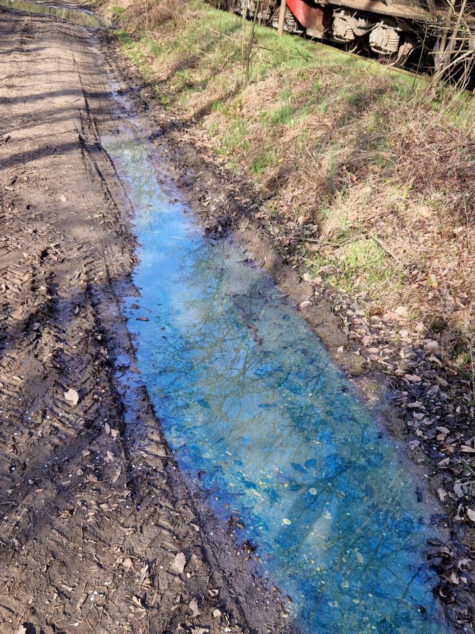 O locomotivă a deraiat în județul Vâlcea! Tone de motorină s-au scurs în sol, după ce rezervorul s-a spart 825225