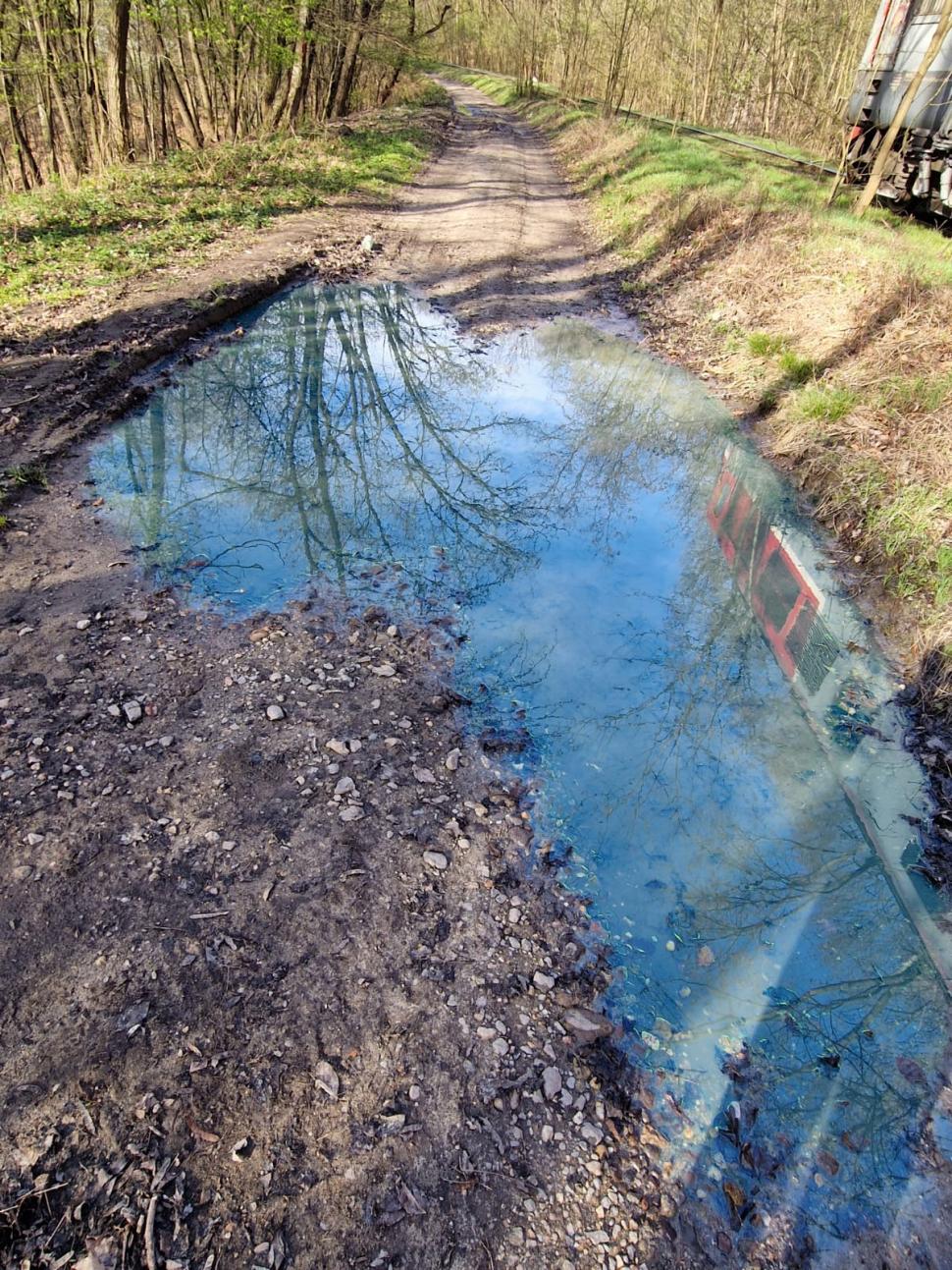 O locomotivă a deraiat în județul Vâlcea! Tone de motorină s-au scurs în sol, după ce rezervorul s-a spart 825227