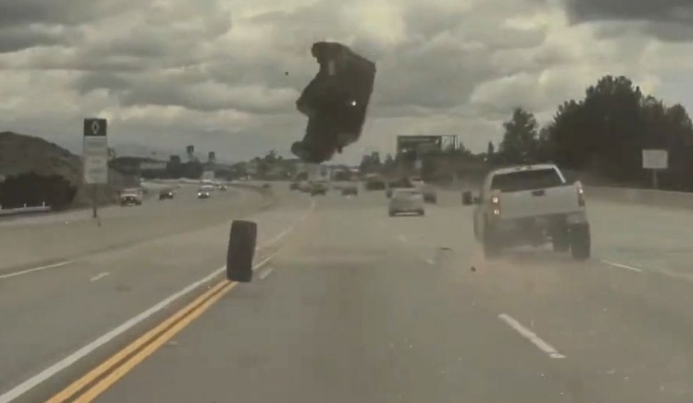 O maşină a fost aruncată în aer, după ce roata unei alte maşini s-a desprins în mers pe autostradă