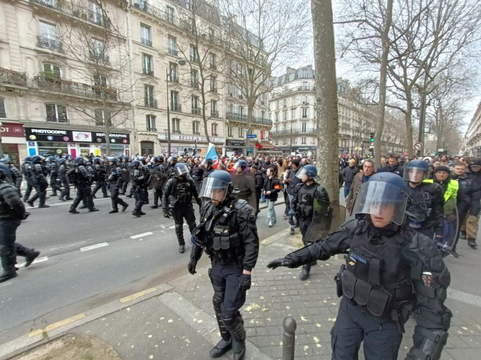Franţa, cuprinsă de furie şi haos din cauza creşterii vârstei de pensionare | Corespondenţă specială Antena 3 CNN din mijlocul protestelor de la Paris 825304