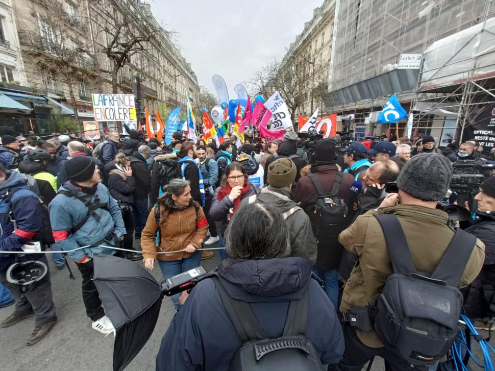 Franţa, cuprinsă de furie şi haos din cauza creşterii vârstei de pensionare | Corespondenţă specială Antena 3 CNN din mijlocul protestelor de la Paris 825310