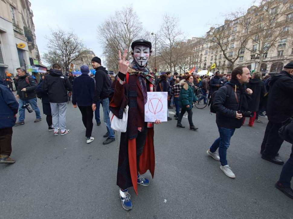 Franţa, cuprinsă de furie şi haos din cauza creşterii vârstei de pensionare | Corespondenţă specială Antena 3 CNN din mijlocul protestelor de la Paris 825313