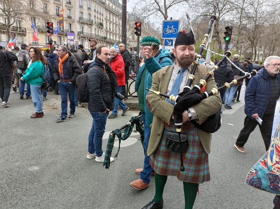 Franţa, cuprinsă de furie şi haos din cauza creşterii vârstei de pensionare | Corespondenţă specială Antena 3 CNN din mijlocul protestelor de la Paris 825314