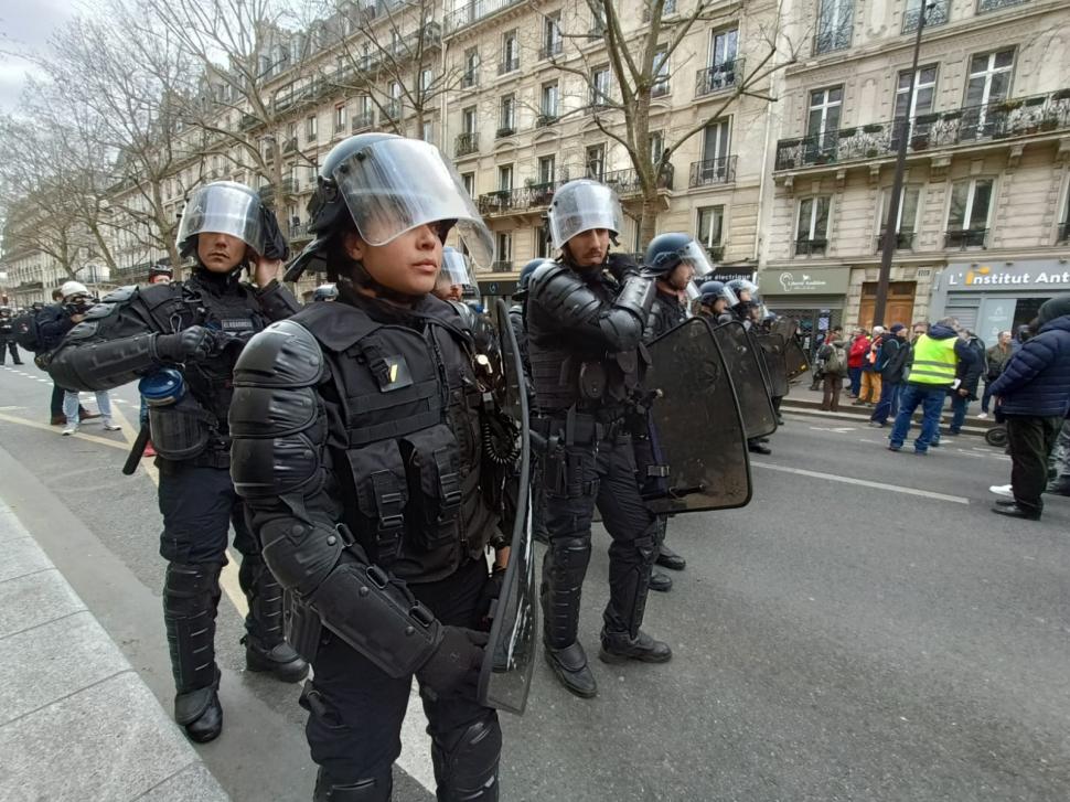 Franţa, cuprinsă de furie şi haos din cauza creşterii vârstei de pensionare | Corespondenţă specială Antena 3 CNN din mijlocul protestelor de la Paris 825315