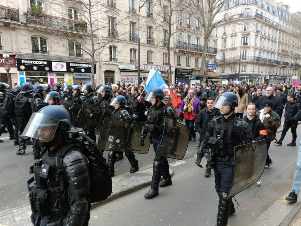 Franţa, cuprinsă de furie şi haos din cauza creşterii vârstei de pensionare | Corespondenţă specială Antena 3 CNN din mijlocul protestelor de la Paris 825316