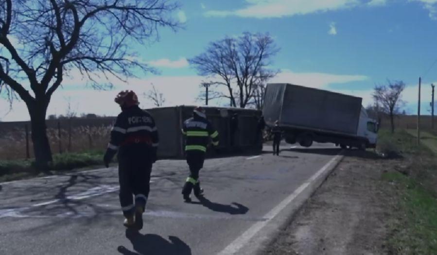 Remorcă doborâtă de vânt, pe DN 29 C. Circulaţia a fost blocată 825300