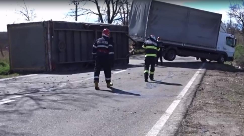 Remorcă doborâtă de vânt, pe DN 29 C. Circulaţia a fost blocată 825301