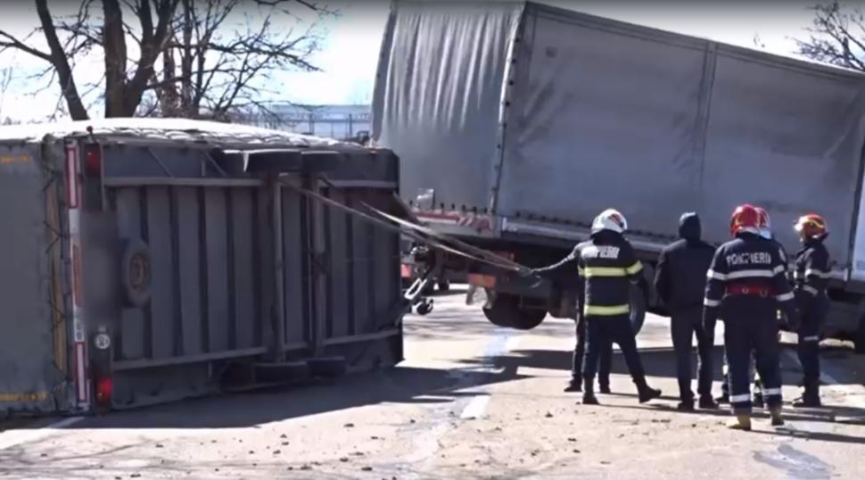 Remorcă doborâtă de vânt, pe DN 29 C. Circulaţia a fost blocată 825302