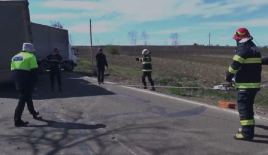 Remorcă doborâtă de vânt, pe DN 29 C. Circulaţia a fost blocată 825303