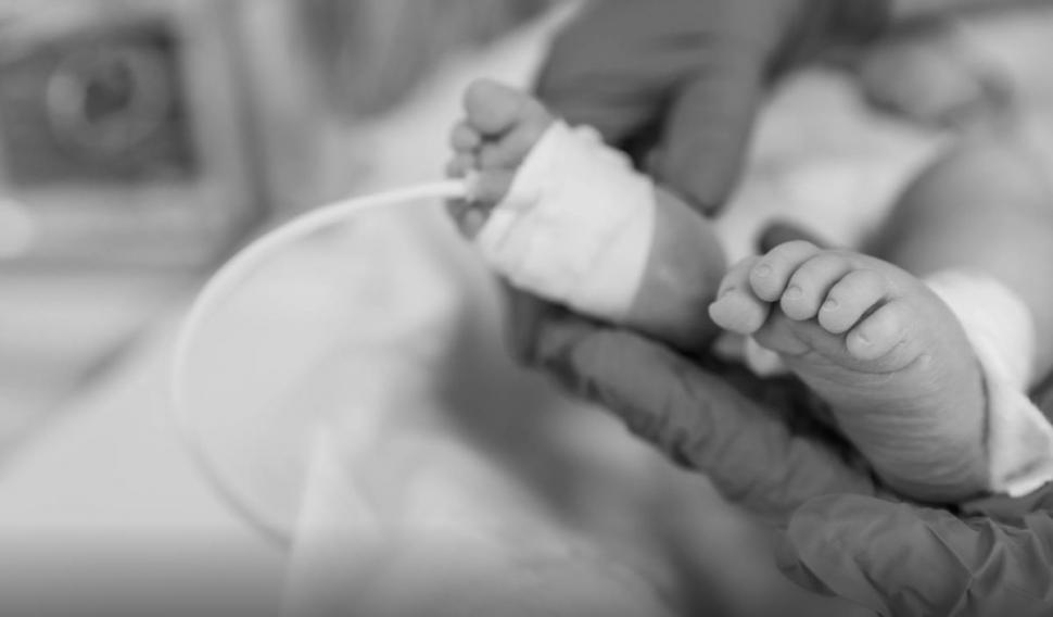 Bebeluş microsom, născut de o româncă de 19 ani la maternitatea din Botoşani 825733